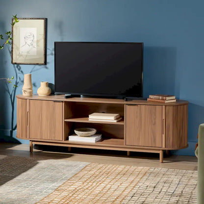 Meuble TV moderne à cannelures de 70 pouces avec rangement ouvert, signé Middlebrook Designs
