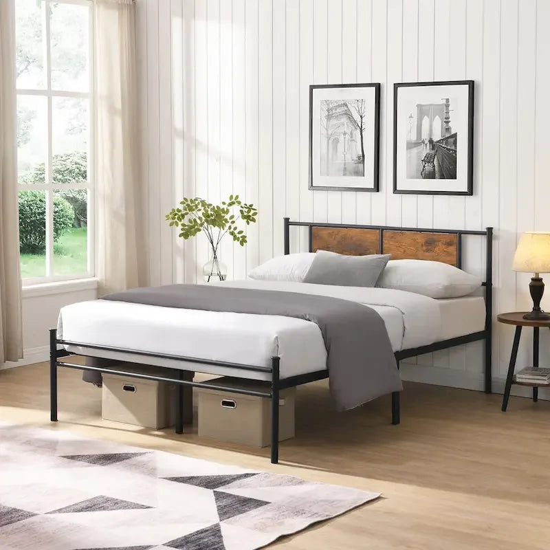 Lit plateforme en métal avec tête de lit décorative en panneaux de bois