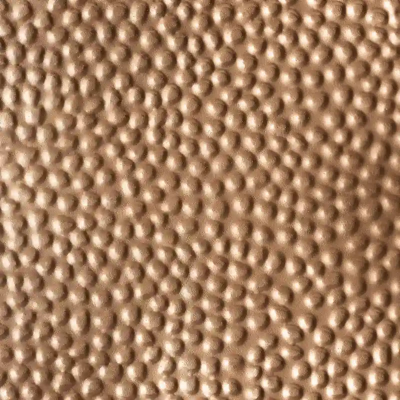 Table d'appoint Pacey en métal texturé - Table d'appoint géométrique dorée avec silhouette en forme de sablier pour une utilisation intérieure ou semi-extérieure