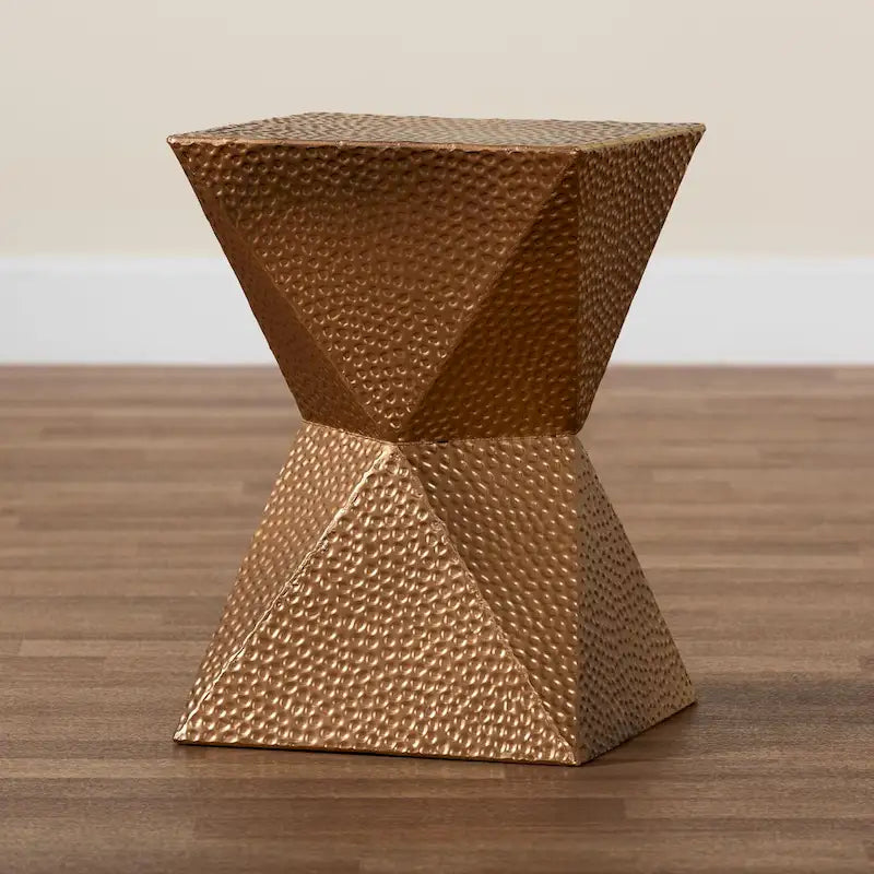 Table d'appoint Pacey en métal texturé - Table d'appoint géométrique dorée avec silhouette en forme de sablier pour une utilisation intérieure ou semi-extérieure