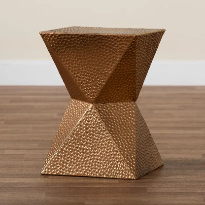 Table d'appoint Pacey en métal texturé - Table d'appoint géométrique dorée avec silhouette en forme de sablier pour une utilisation intérieure ou semi-extérieure