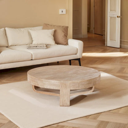 Table basse Milan, plateau rond de 81 cm, bois de manguier finition sablée brun naturel, piètement traîneau ouvert