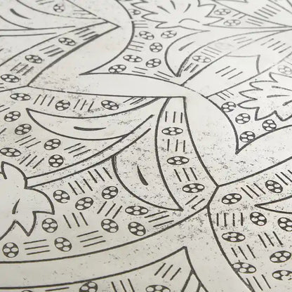 Table basse en aluminium à motif floral gravé, pieds tripodes - Argent - Roche River Decor - 35 cm x 35 cm x 16 cm