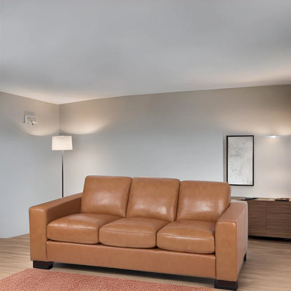 Canapé 3 places haut de gamme en cuir véritable, avec assise profonde et moelleuse et coussins en plumes d'oie pour un confort optimal.