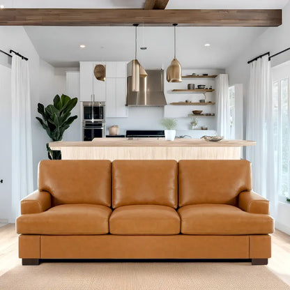 Canapé 3 places haut de gamme en cuir véritable, avec assise profonde et moelleuse et coussins en plumes d'oie pour un confort optimal.