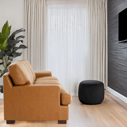 Canapé 3 places haut de gamme en cuir véritable, avec assise profonde et moelleuse et coussins en plumes d'oie pour un confort optimal.