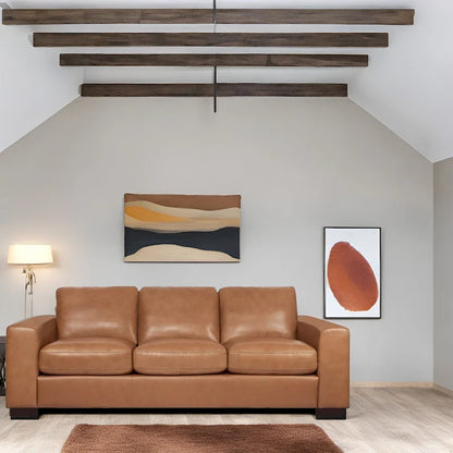 Canapé 3 places haut de gamme en cuir véritable, avec assise profonde et moelleuse et coussins en plumes d'oie pour un confort optimal.