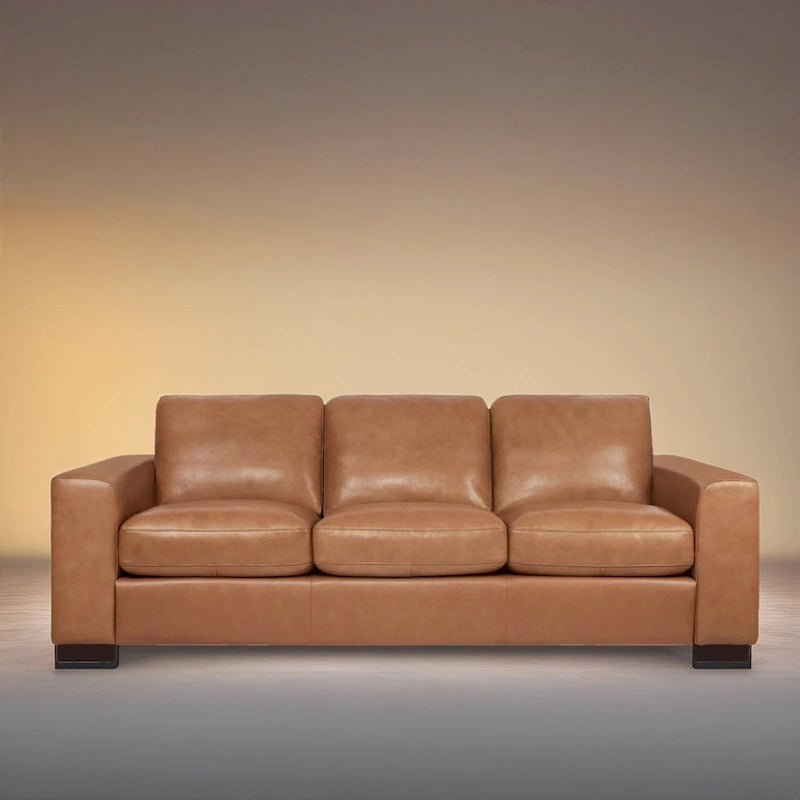 Canapé 3 places haut de gamme en cuir véritable, avec assise profonde et moelleuse et coussins en plumes d'oie pour un confort optimal.