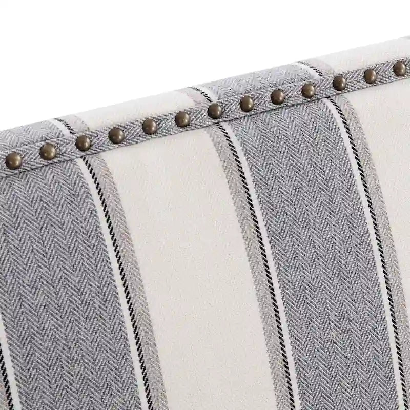 Fauteuil d'appoint Club Chair en lin, garni de clous décoratifs et doté de pieds en bois, orné de rivets.