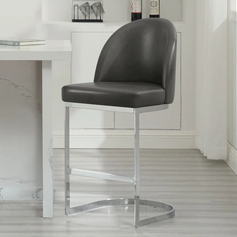 26 tabourets de bar de hauteur comptoir, revêtus de similicuir et dotés de pieds en métal - 38,8 cm (H) x 17,9 cm (L) x 20,9 cm (P)