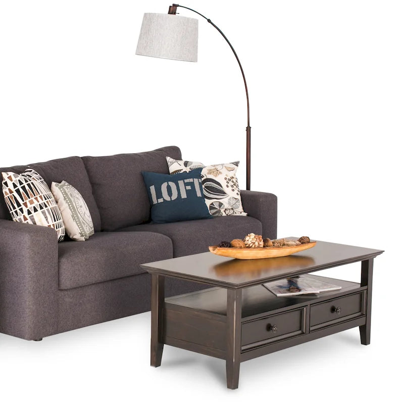 Table basse rectangulaire de style transitionnel WYNDENHALL Halifax en bois massif, 112 cm de large, couleur brun hickory.