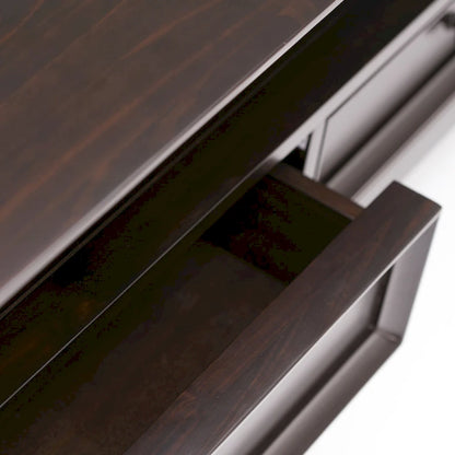 Table basse rectangulaire de style transitionnel WYNDENHALL Halifax en bois massif, 112 cm de large, couleur brun hickory.