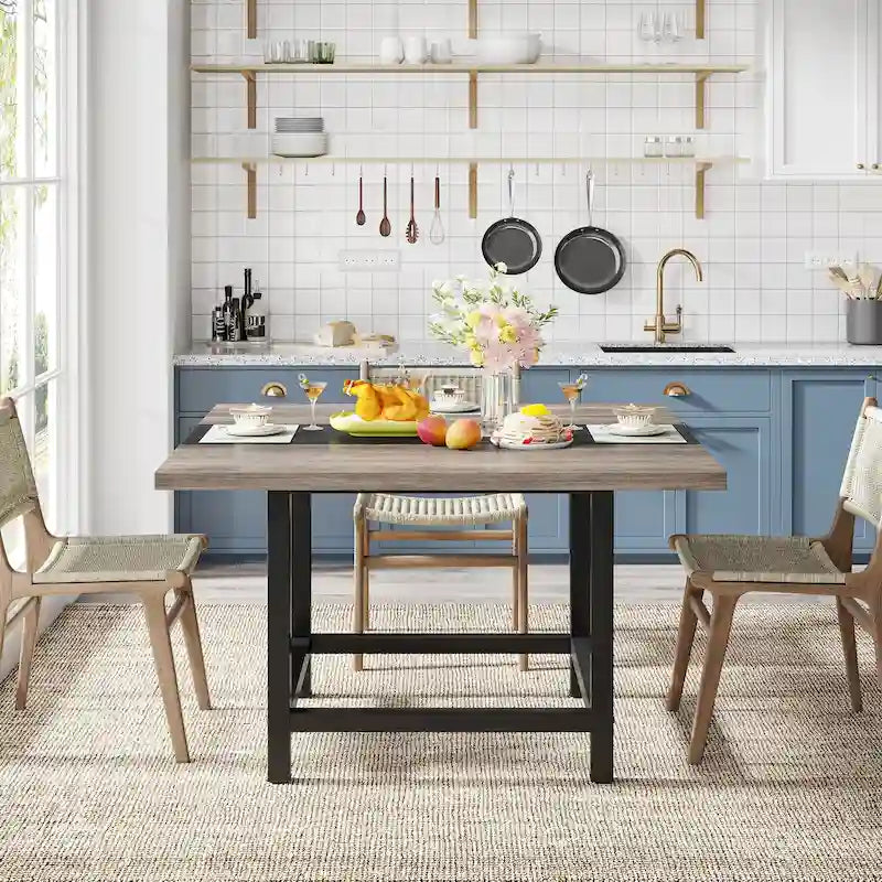 Table de salle à manger carrée rustique pour 4 personnes, idéale pour les petits espaces.