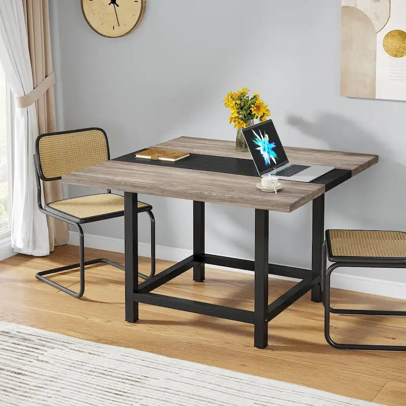 Table de salle à manger carrée rustique pour 4 personnes, idéale pour les petits espaces.