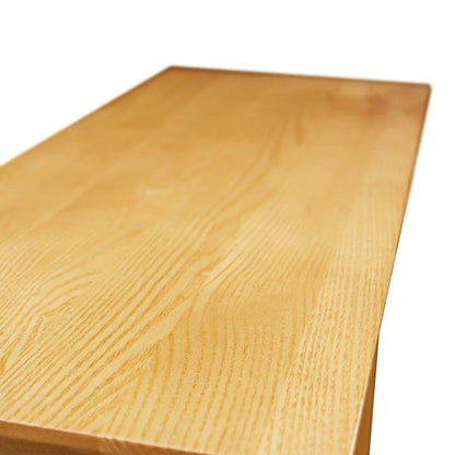 Table d'appoint Teegan en bois massif avec étagère, en forme de coin pour fauteuil inclinable.