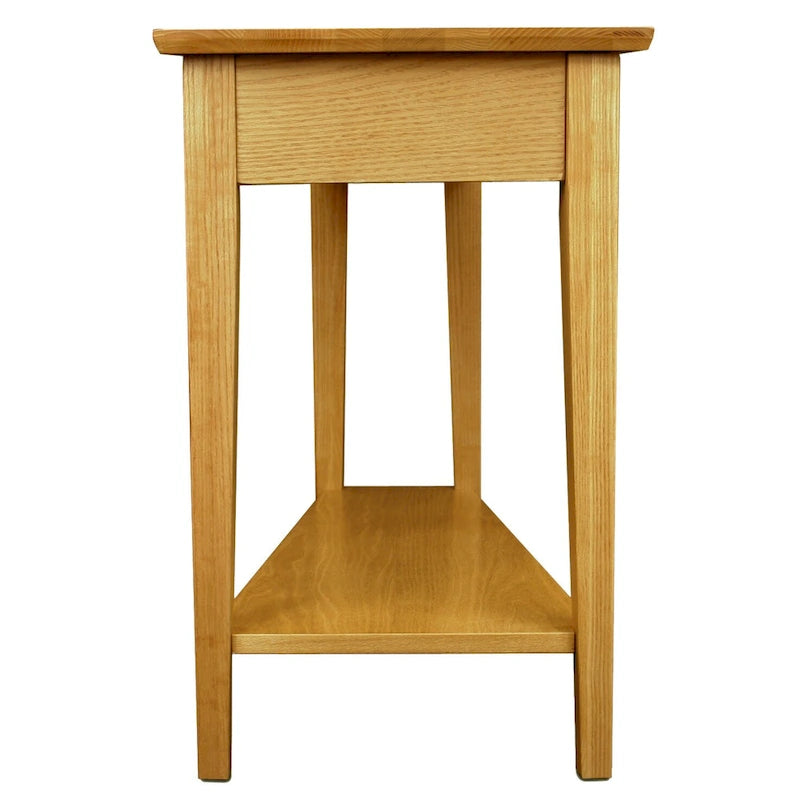 Table d'appoint Teegan en bois massif avec étagère, en forme de coin pour fauteuil inclinable.