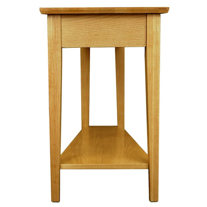 Table d'appoint Teegan en bois massif avec étagère, en forme de coin pour fauteuil inclinable.