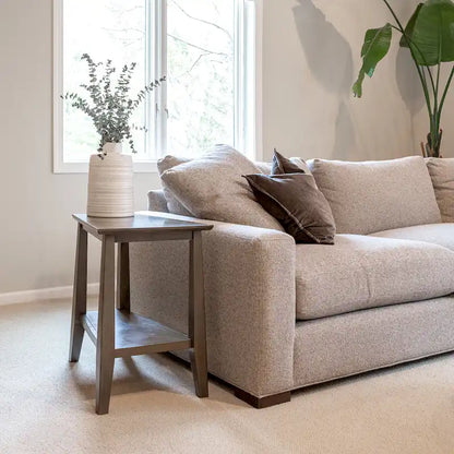 Table d'appoint Teegan en bois massif avec étagère, en forme de coin pour fauteuil inclinable.