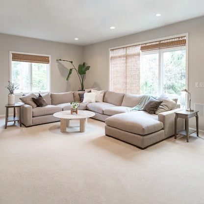 Table d'appoint Teegan en bois massif avec étagère, en forme de coin pour fauteuil inclinable.