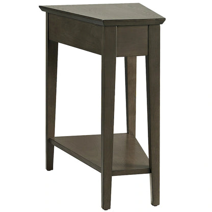 Table d'appoint Teegan en bois massif avec étagère, en forme de coin pour fauteuil inclinable.