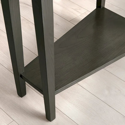 Table d'appoint Teegan en bois massif avec étagère, en forme de coin pour fauteuil inclinable.