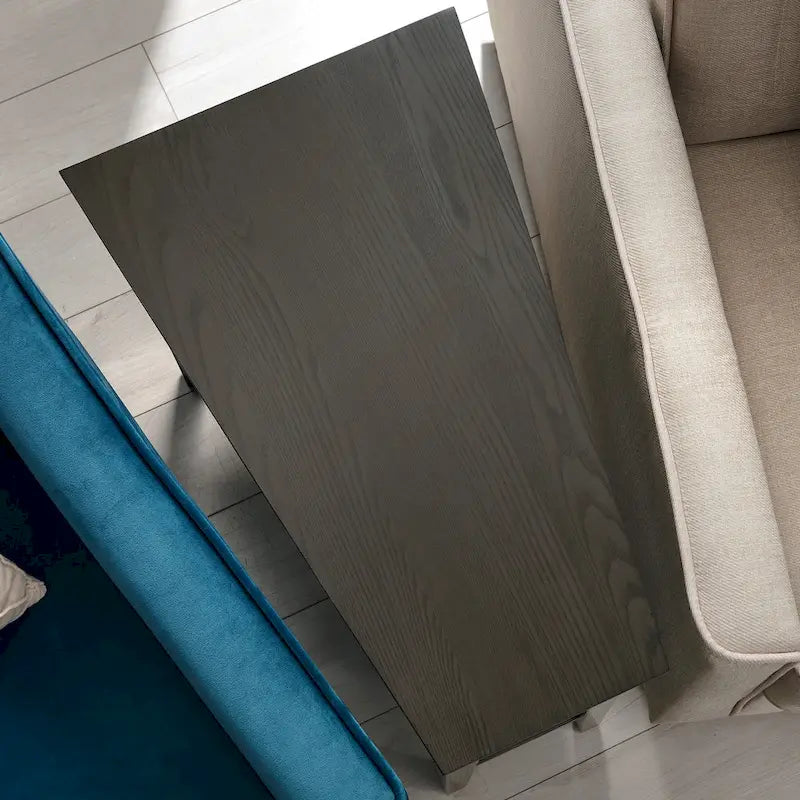 Table d'appoint Teegan en bois massif avec étagère, en forme de coin pour fauteuil inclinable.