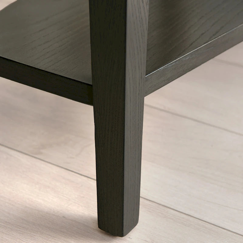 Table d'appoint Teegan en bois massif avec étagère, en forme de coin pour fauteuil inclinable.