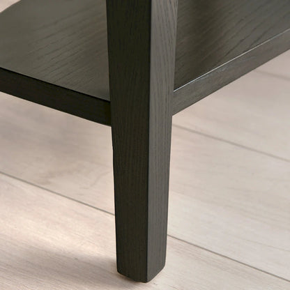 Table d'appoint Teegan en bois massif avec étagère, en forme de coin pour fauteuil inclinable.