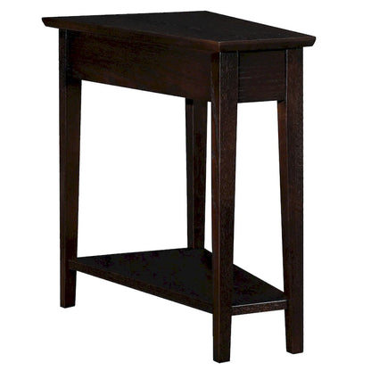 Table d'appoint Teegan en bois massif avec étagère, en forme de coin pour fauteuil inclinable.