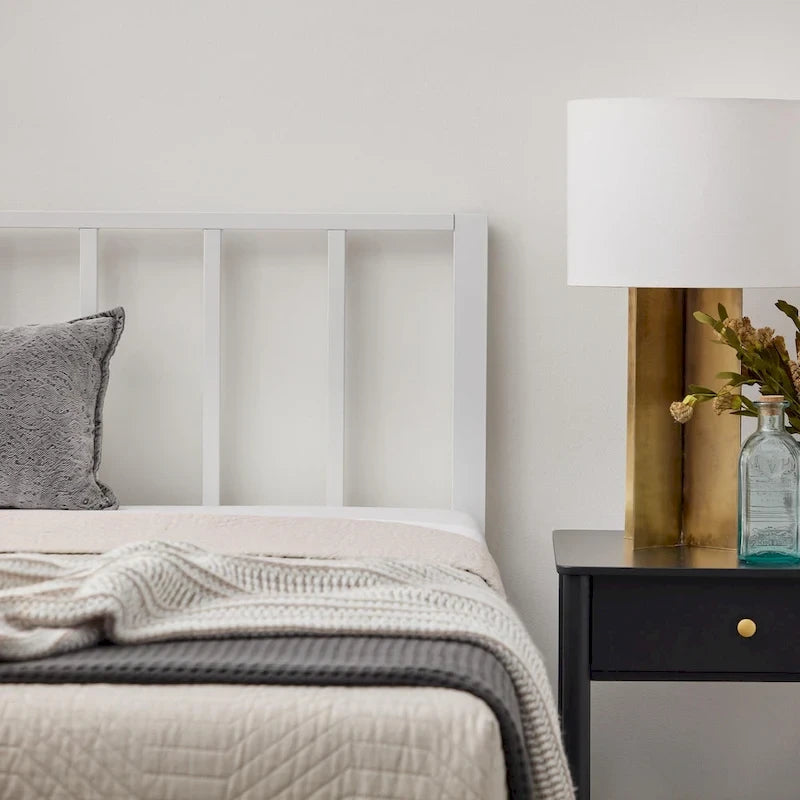 Lit plateforme en métal Brookside Lori avec tête de lit à barre verticale