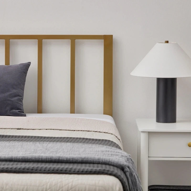 Lit plateforme en métal Brookside Lori avec tête de lit à barre verticale