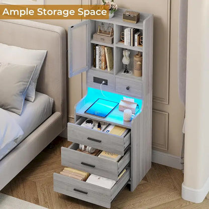 Table de chevet haute avec station de recharge, 3 tiroirs et étagères, porte en verre et éclairage LED