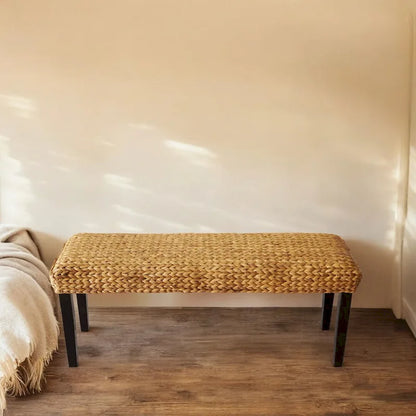 Banc d'intérieur M4H Sultan en bois massif et jacinthe d'eau naturelle