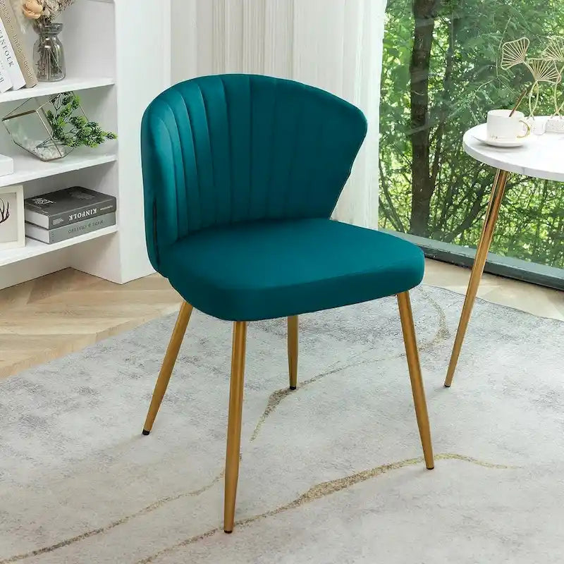 Fauteuil d'appoint moderne en velours avec capitonnage à canaux, confortable et tendance, sans accoudoirs.