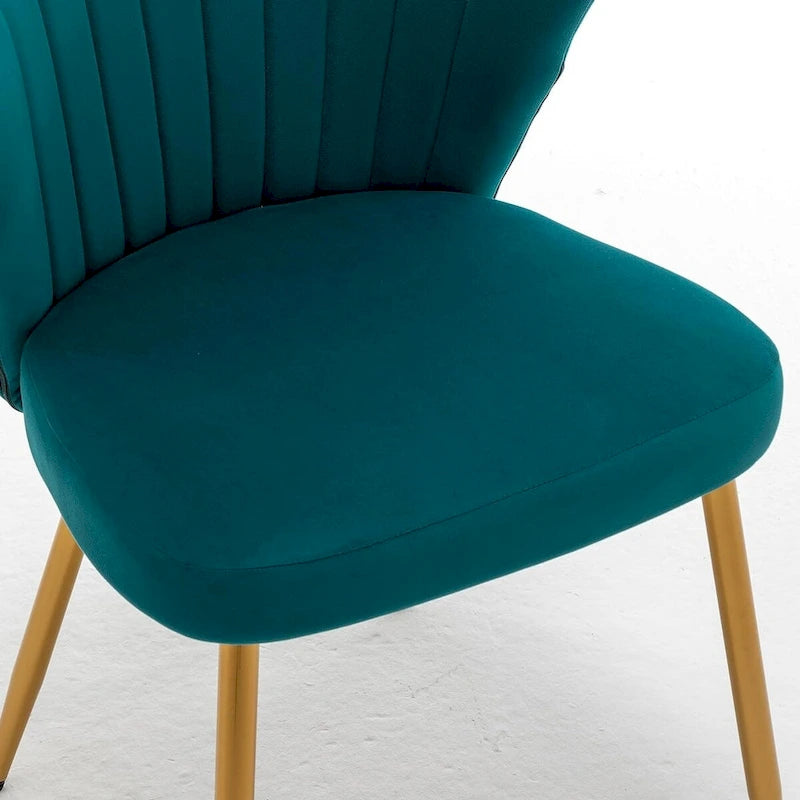 Fauteuil d'appoint moderne en velours avec capitonnage à canaux, confortable et tendance, sans accoudoirs.