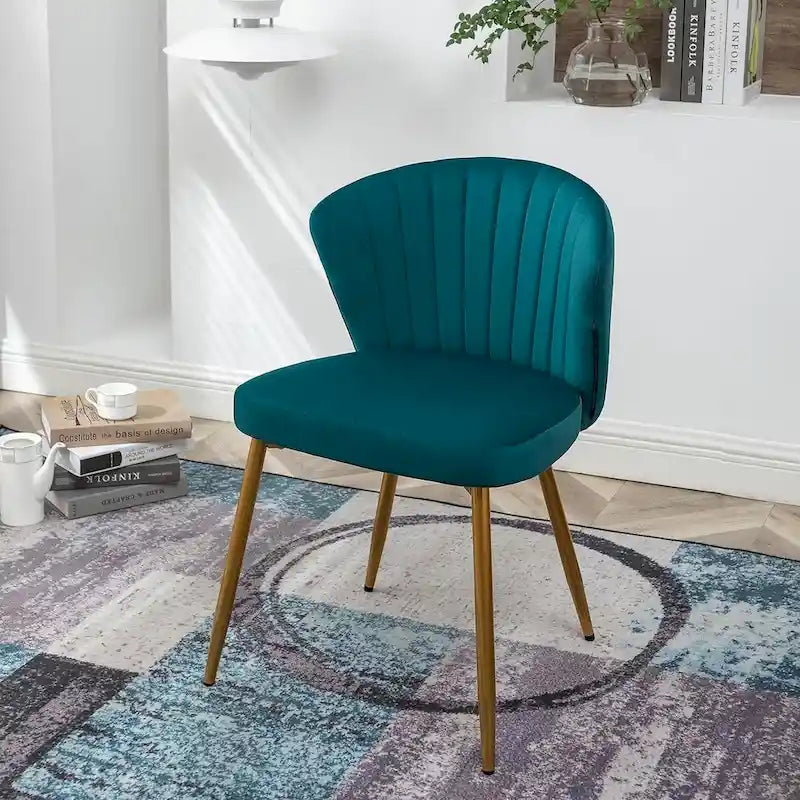 Fauteuil d'appoint moderne en velours avec capitonnage à canaux, confortable et tendance, sans accoudoirs.