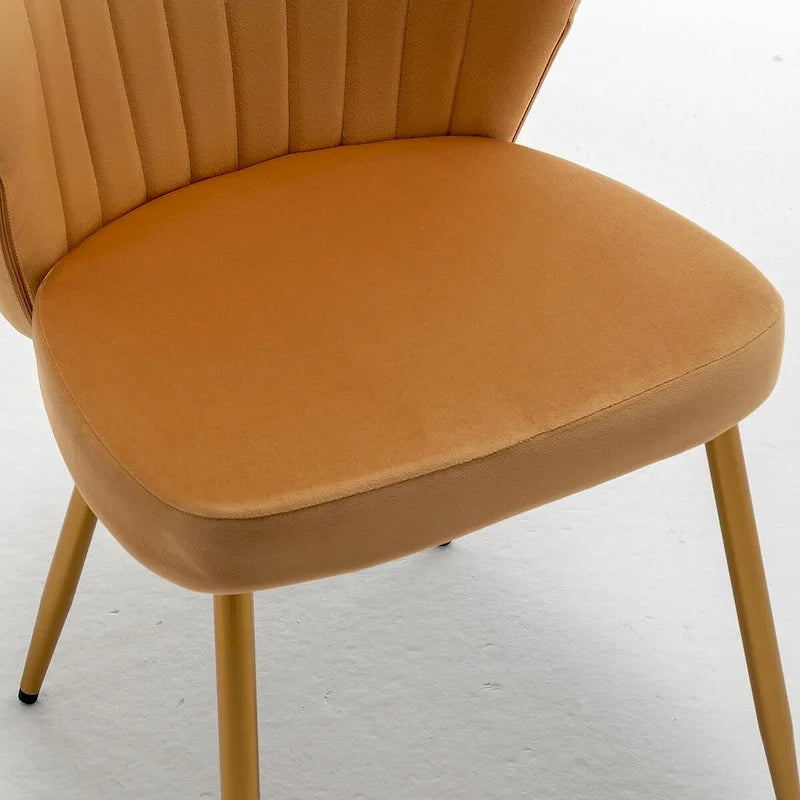 Fauteuil d'appoint moderne en velours avec capitonnage à canaux, confortable et tendance, sans accoudoirs.