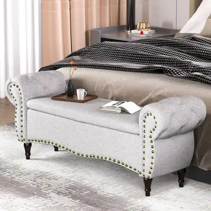 Banc capitonné de 135 cm avec charnière de sécurité et accoudoirs arrondis, rangement au pied du lit