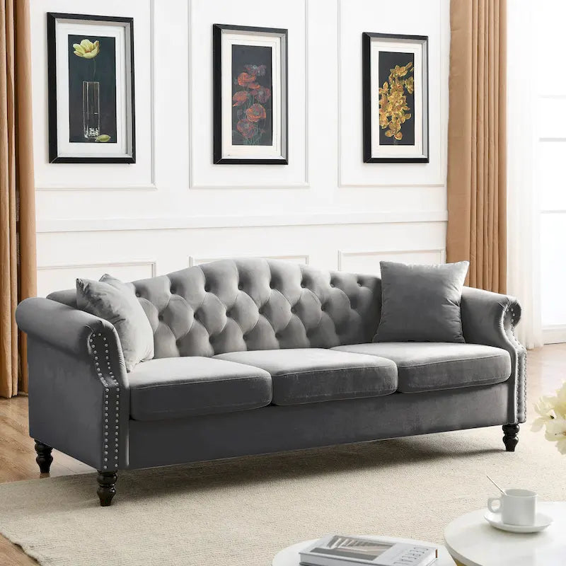 Canapé Chesterfield 3 places capitonné avec accoudoirs arrondis et clous décoratifs