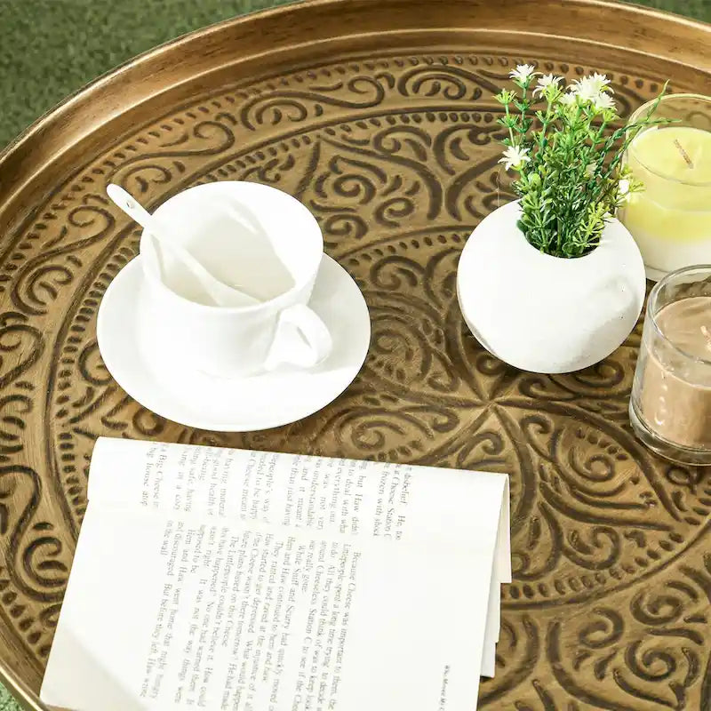 Table basse ronde de 61 cm avec plateau martelé, table centrale vintage en métal pour salon, chambre ou table d'appoint, couleur or