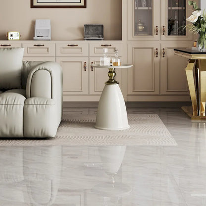 Table d'appoint ronde minimaliste en fer forgé au design luxueux, idéale pour les petits espaces.